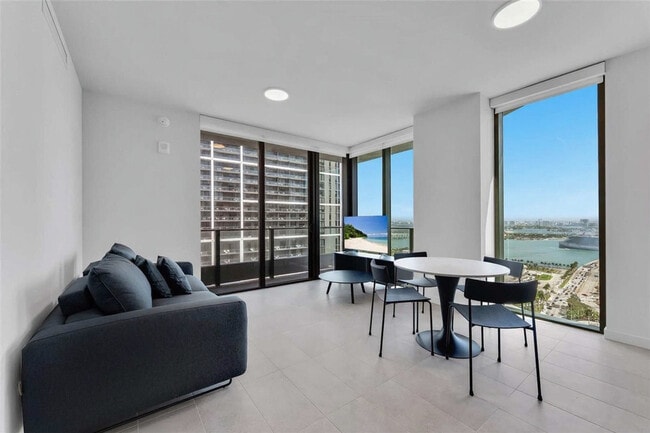 Building Photo - 501 NE 1st Ave