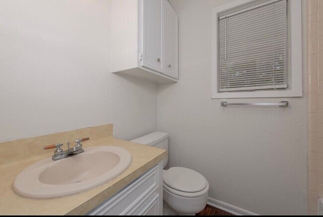Building Photo - 1415 Holik Dr