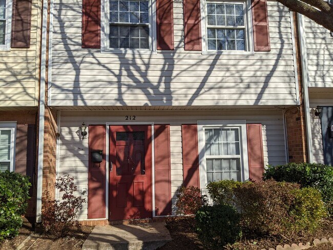 Building Photo - Small Three Bedroom, 1.5 bath Townhome wit...