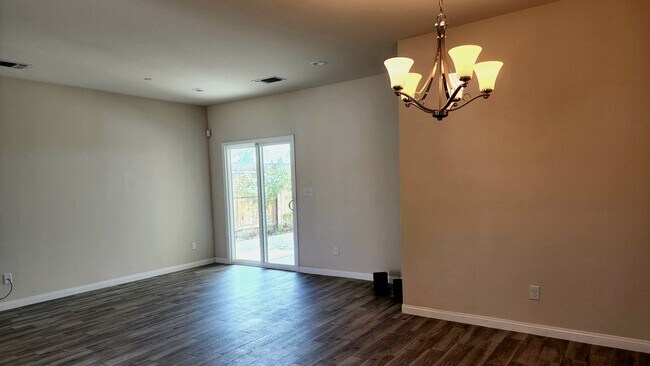 Building Photo - NE Bakersfield 4 bed 2 bath home with sola...