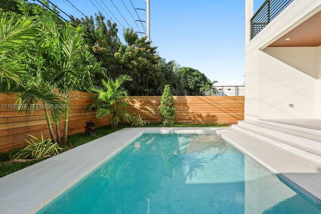 Building Photo - 1321 NE 13th Ave