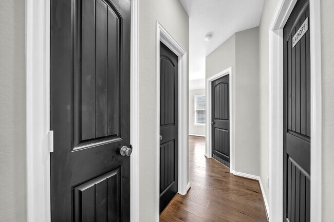 Building Photo - Welcome home to this beautifully maintaine...
