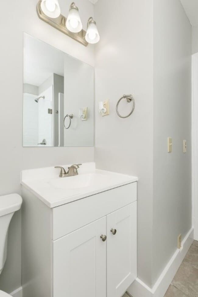Building Photo - Beautiful Donelson Home in Great Location ...