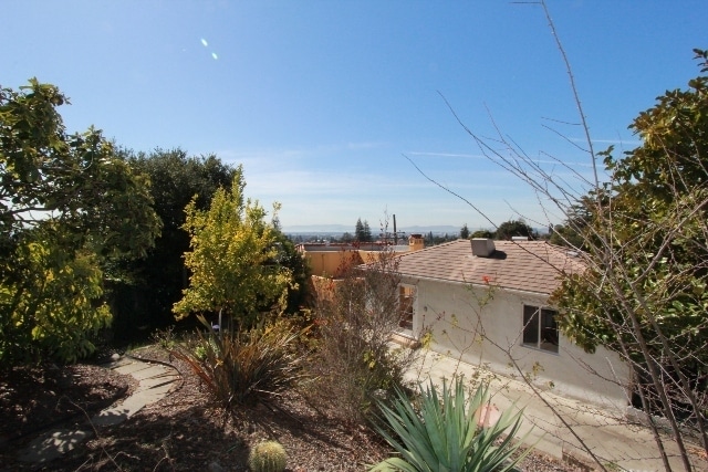 Building Photo - 4 Bedroom Mid-Century Oakmore Property With View of Bay