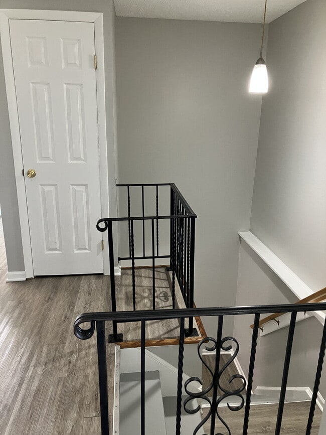 Building Photo - Available May 1!  Spacious 3 BR, 1.5 Bath in East Rochester