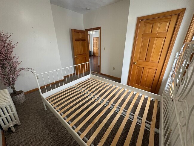 Building Photo - 573 Shirley St