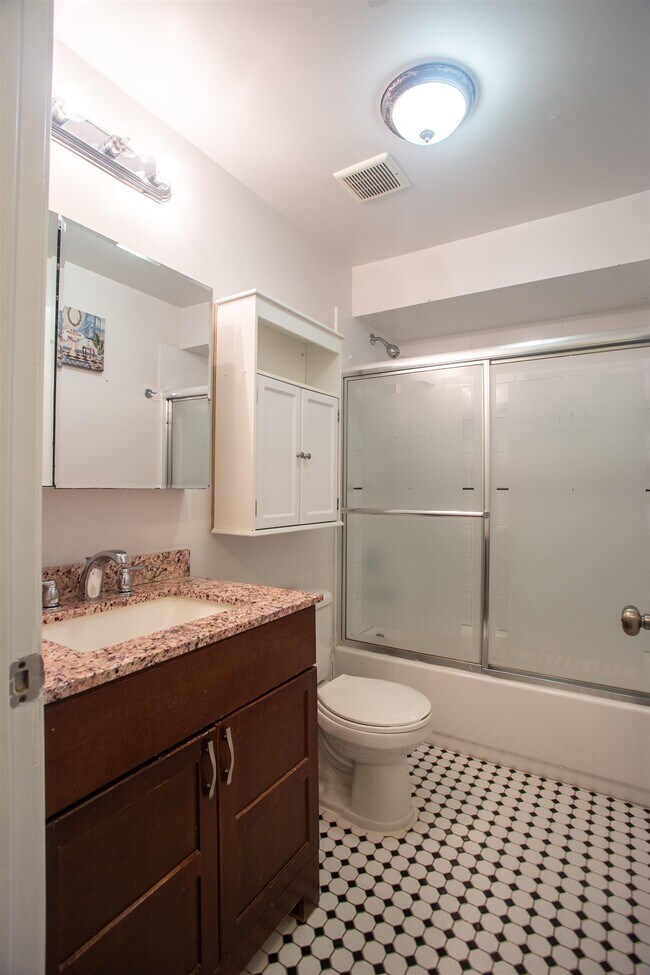 Building Photo - 171 Clifford St