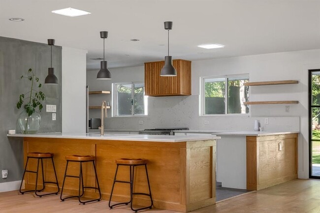 Building Photo - 1604 Elmhurst Dr