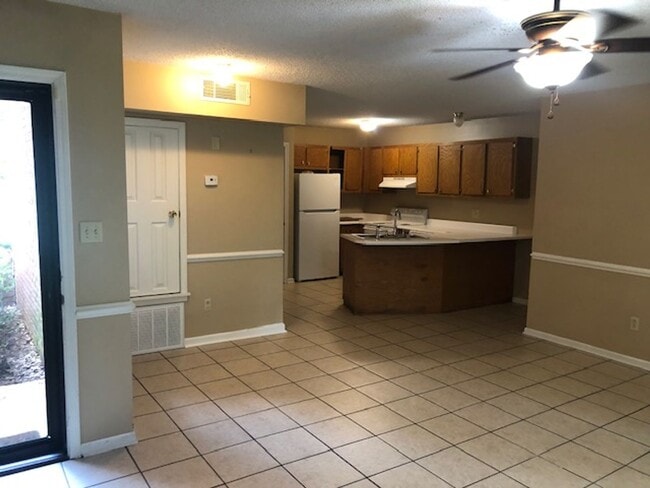 Building Photo - 1805 Holmes St