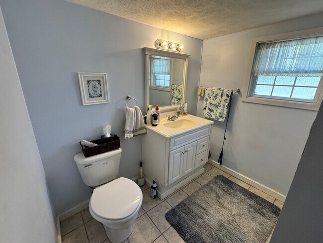 Building Photo - 3 Bed/2 Bath Single Fmaily Home