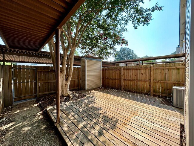 Building Photo - 2 Bedroom Townhouse Located on Siegen Lane...