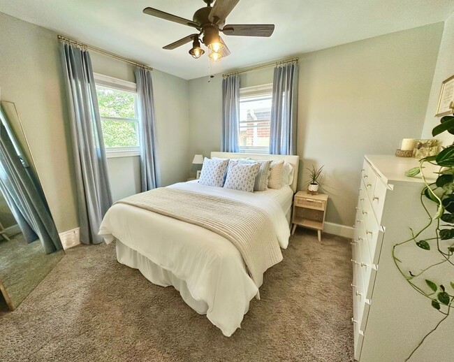 Building Photo - 1 Mile to Country Club! Sleeps 10!