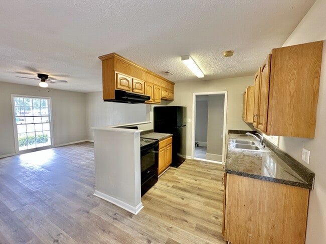 Building Photo - 2600 Deborah Dr
