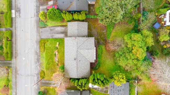 Building Photo - Spacious 5-Bed Home on XL Private Lot!