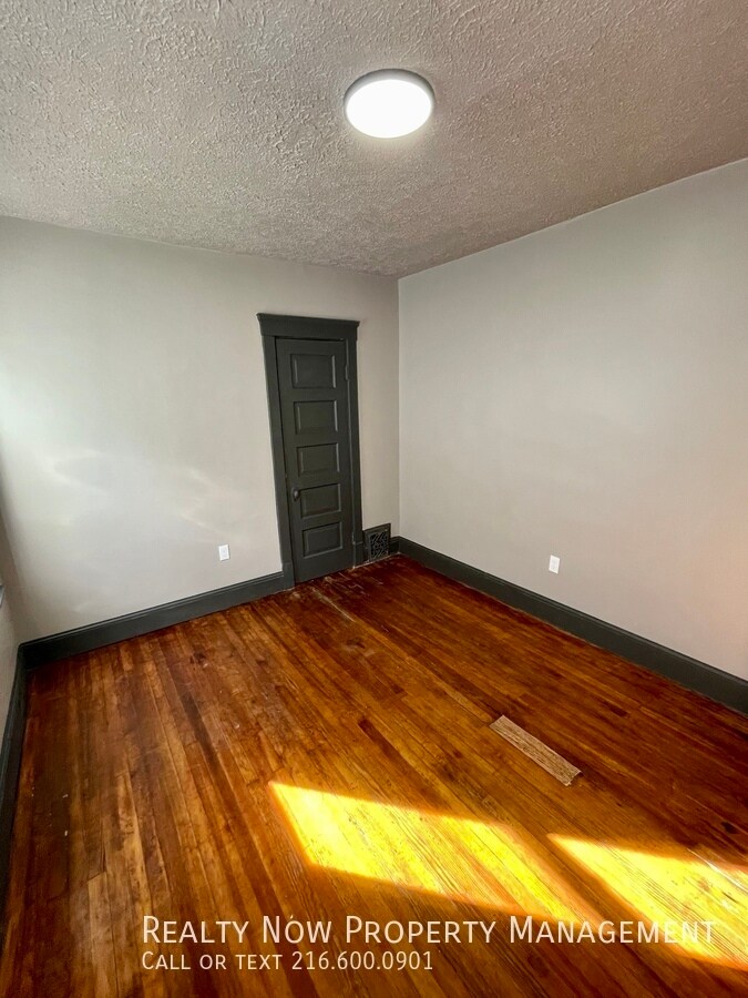 Building Photo - 2043 W 101st St