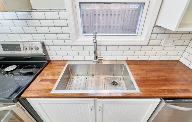 Building Photo - 2402 Savoy Dr