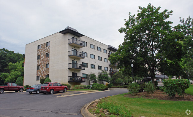 Building Photo - Forest Villa Condominiums