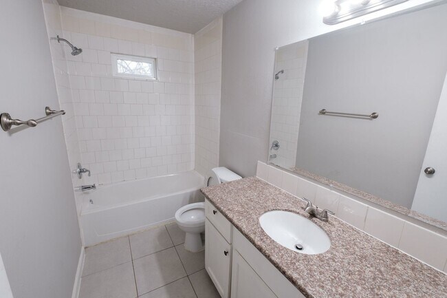 Building Photo - Apartamento recien remodelado / Beautiful recently remodeled apartment. Fast move in bonus!