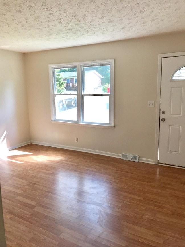 Building Photo - 220 Highwood Dr