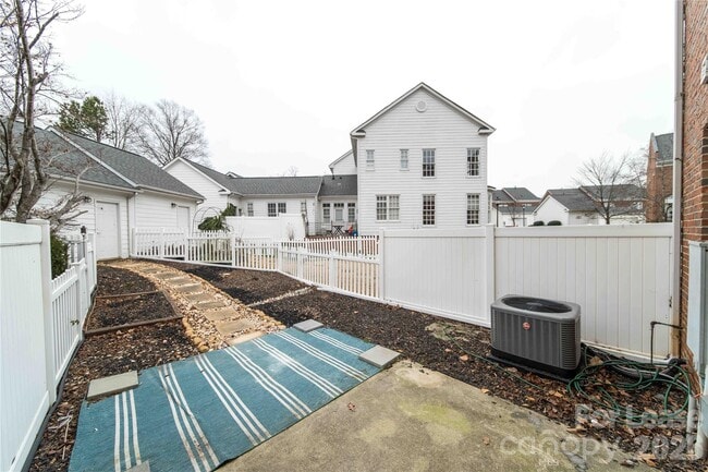 Building Photo - 108 S Square Row