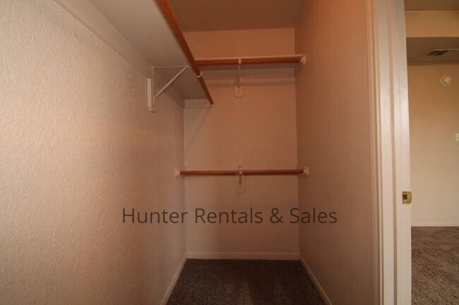 Building Photo - Live in Style!