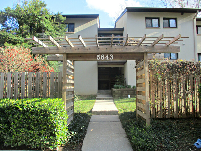 Primary Photo - Beautiful 3 Bedroom Condo in Columbia!