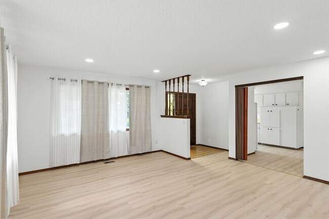 Building Photo - Refreshed 3 Bedroom Ranch In NE Portland