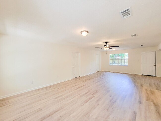 Building Photo - BEAUTIFUL RECENTLY REMODELED LEASE HOME IN HUNTSVILLE, TEXAS