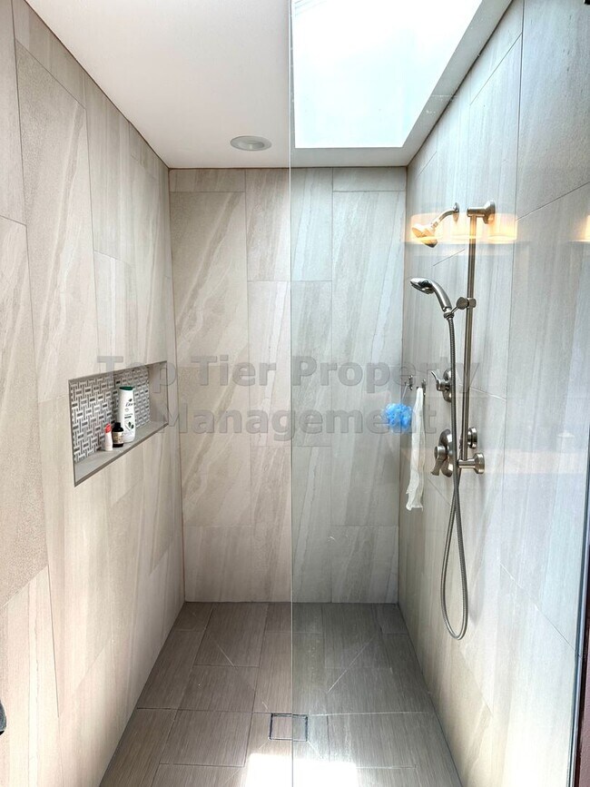 Building Photo - Beautifully updated 3 Bed / 2 Bath / 1,584...