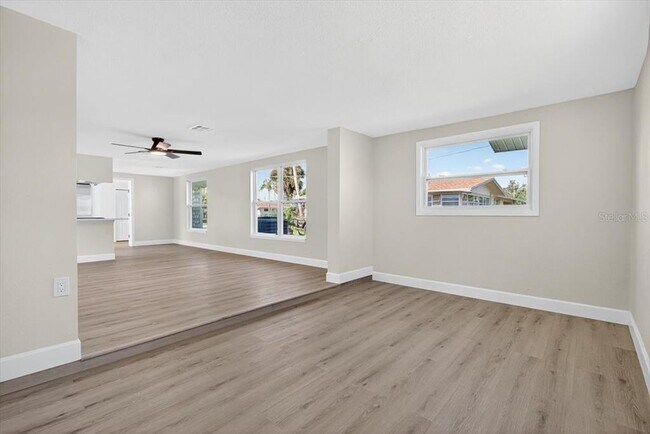 Building Photo - 420 Palm Creek Dr