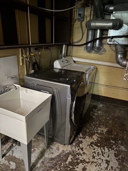 laundry room - included washer and dryer - 2605 Cedar St