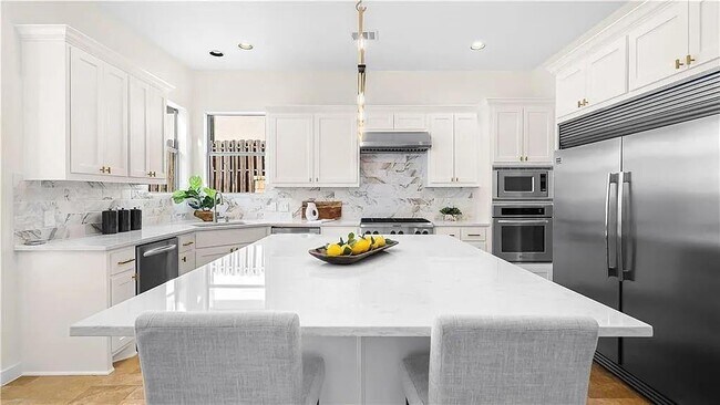 Building Photo - 15101 Barrie Dr