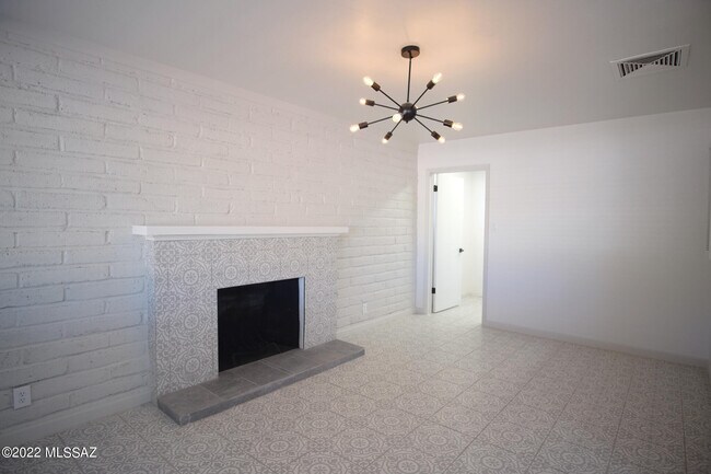 Building Photo - 2743 N Park Ave