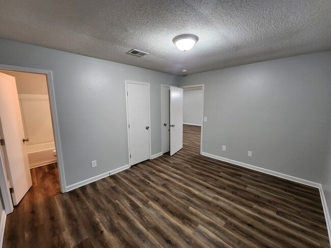 Building Photo - 723 W Creek Cir