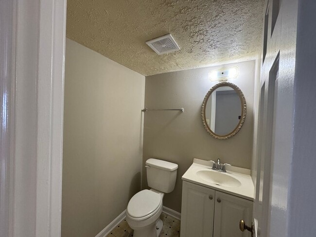 Building Photo - Two Bedroom Town House