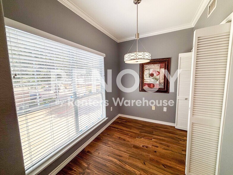 Building Photo - 9200 Westheimer Rd