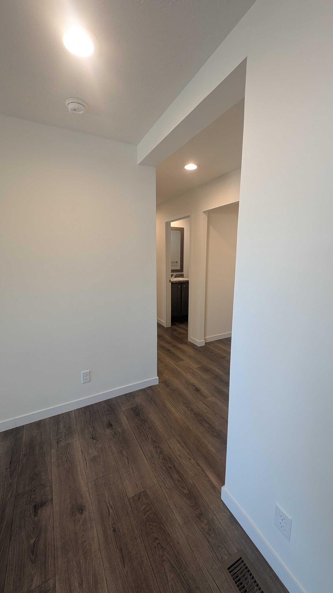 Building Photo - 9383 Evergreen Dr