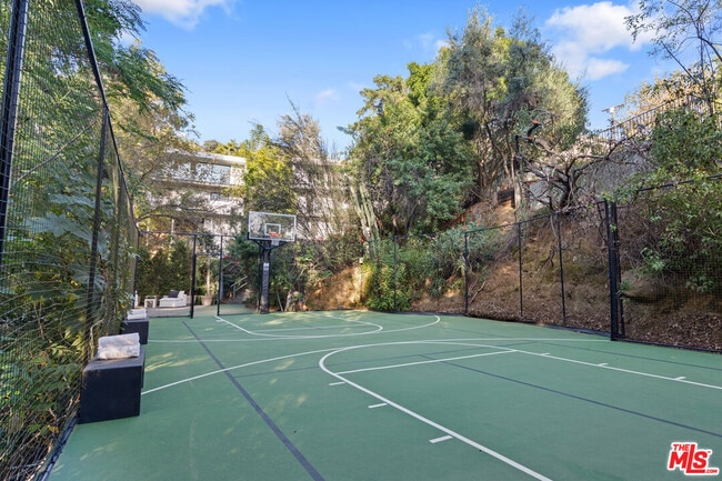 Building Photo - 2753 La Cuesta Dr
