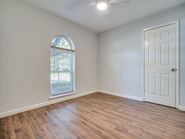 Building Photo - 313 NE Cindy Ln