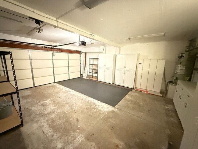 Building Photo - Beautiful 4-Bedroom Home in the Heart of Valencia!