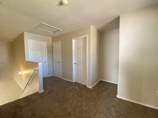 Building Photo - COMMUNITY POOL - LARGE 4 BEDROOM - Master Upstairs