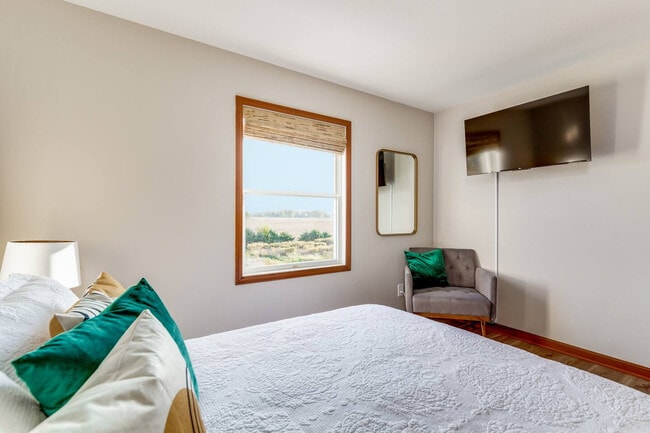 Building Photo - 10268 Cleveland Rd