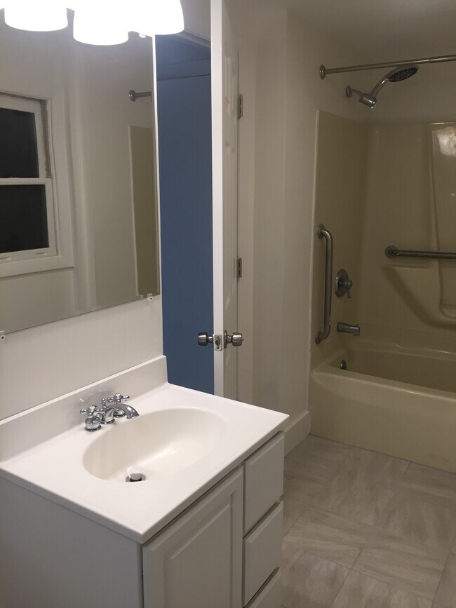 Building Photo - 125 Manhattan Dr