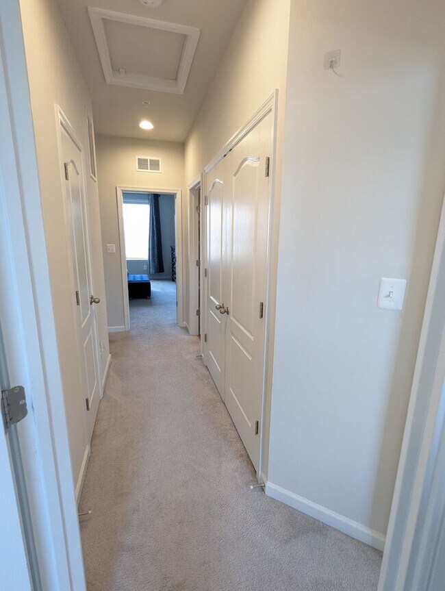 Building Photo - END UNIT newer build in ideal Frederick lo...