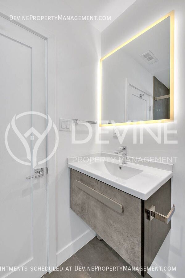 Building Photo - 3026 Greenfield Ave