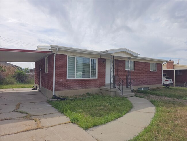 Building Photo - Remodeled 4 Bed, 2 Bath with Double Kitchen & Covered Carport