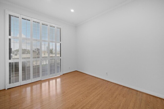 Building Photo - 4454 Ventura Canyon Ave