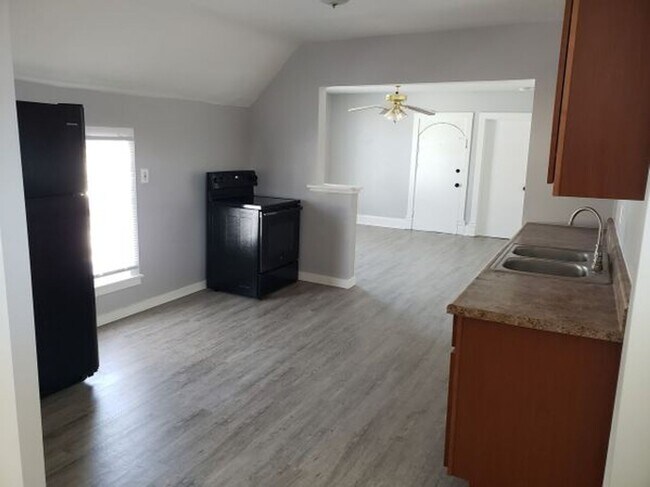 Building Photo - Upper Three Bedroom on NW Side of Grand Ra...