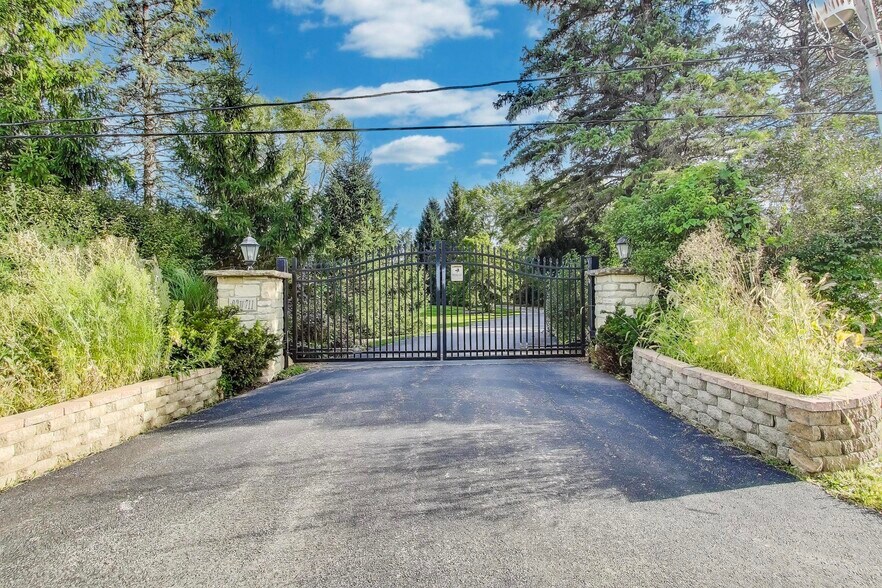 Building Photo - 23W711 Hobson Rd