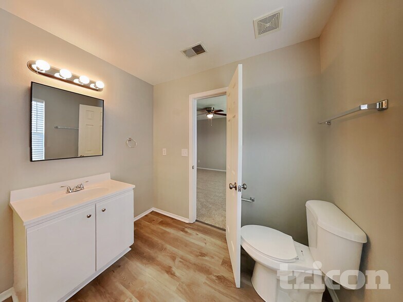 Building Photo - 19 Willow Bend Dr